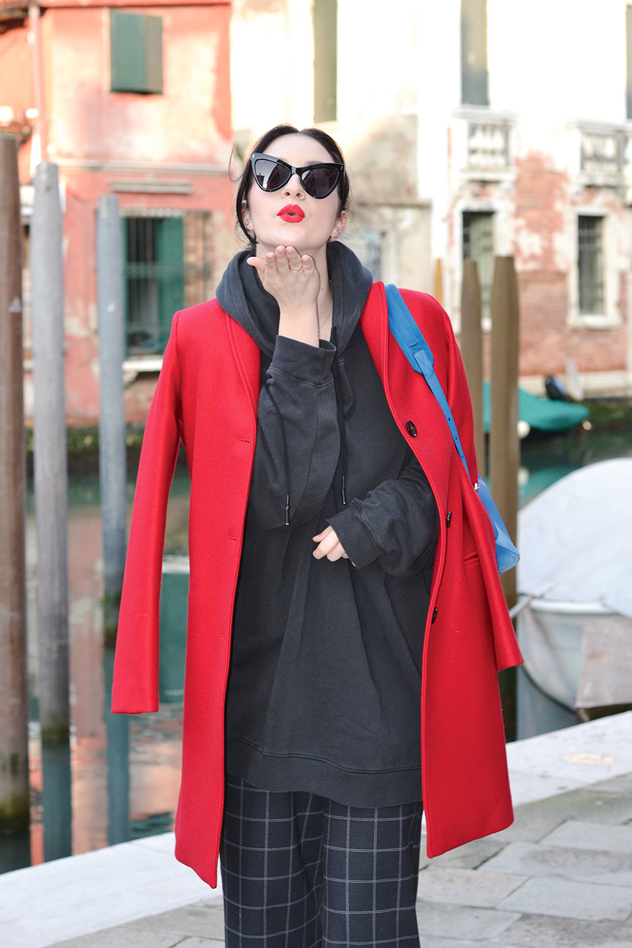 Cappotto e felpa, combinazione fatale  